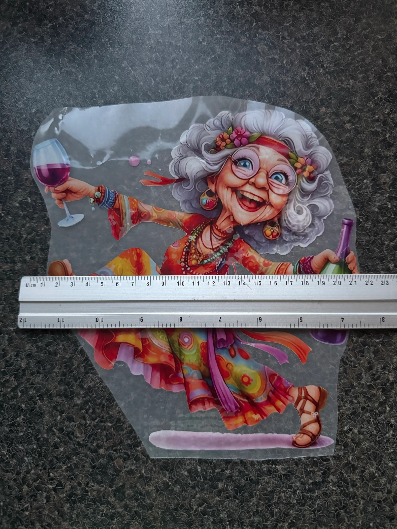 Adhesivo DTF Abuela Hippie con Vino - Para Textil – photo 2
